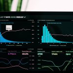 Comparativa de brokers y plataformas de trading en pantalla