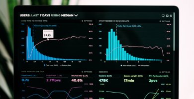 Comparativa de brokers y plataformas de trading en pantalla